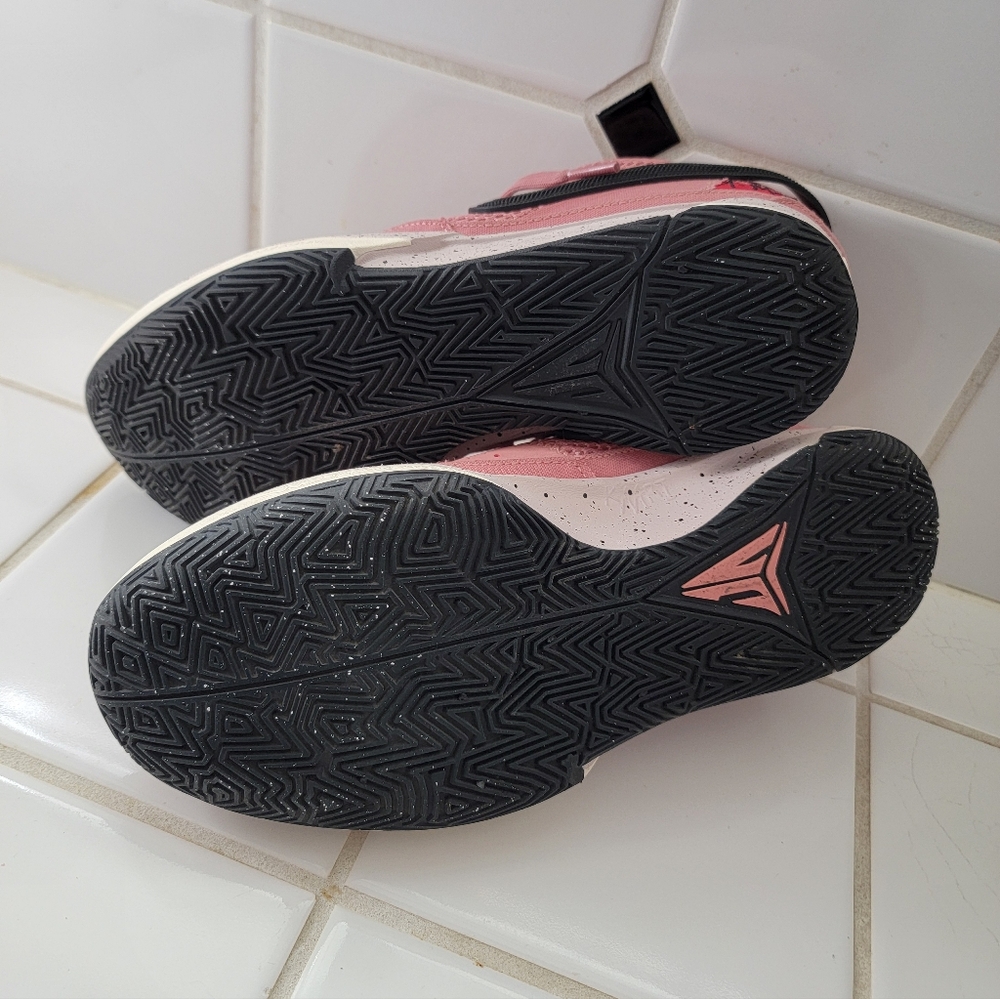 Pink Nikes - Picture 7 of 11